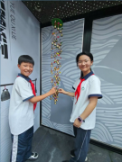 们利用3D打印笔现场绘制飞机、蝴蝶、眼镜模子等