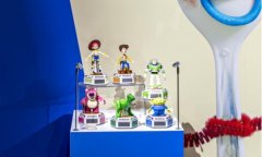 草莓熊可以或许挑眉、眨眼、举手